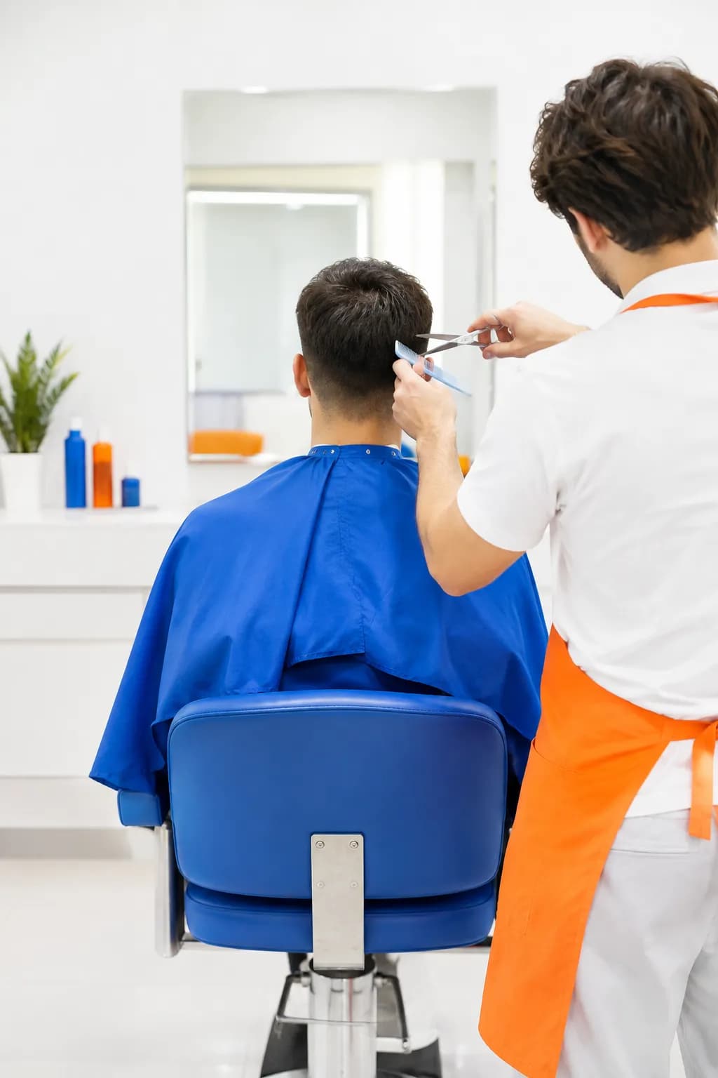 Barbearia em estilo banco de imagens genérico, clara demais e com cores saturadas